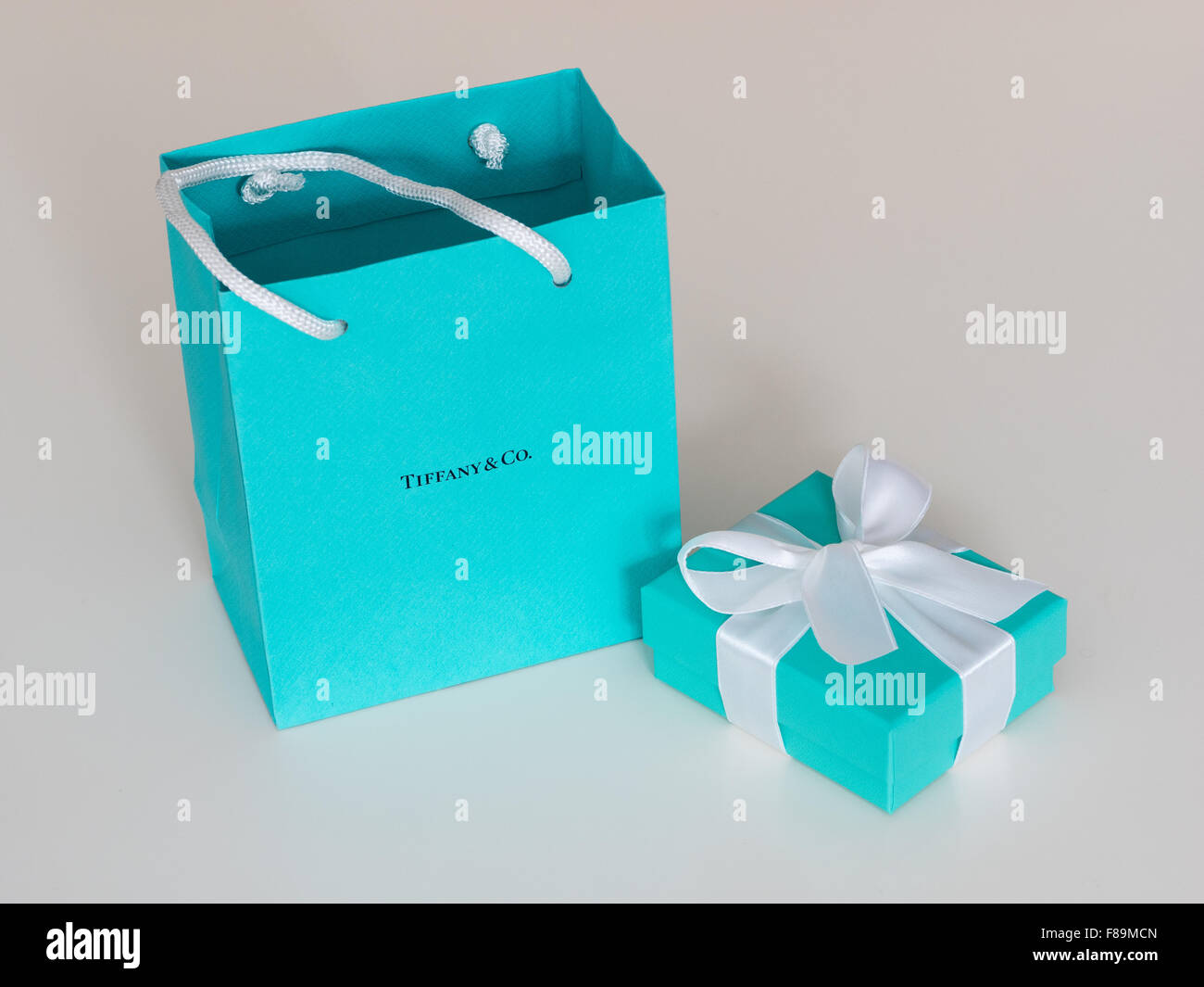 Eine Tiffany Blue Box (kleine blaue Box von Tiffany) von Tiffany & Co., der berühmten New York City-Schmuck-Unternehmen. Stockfoto