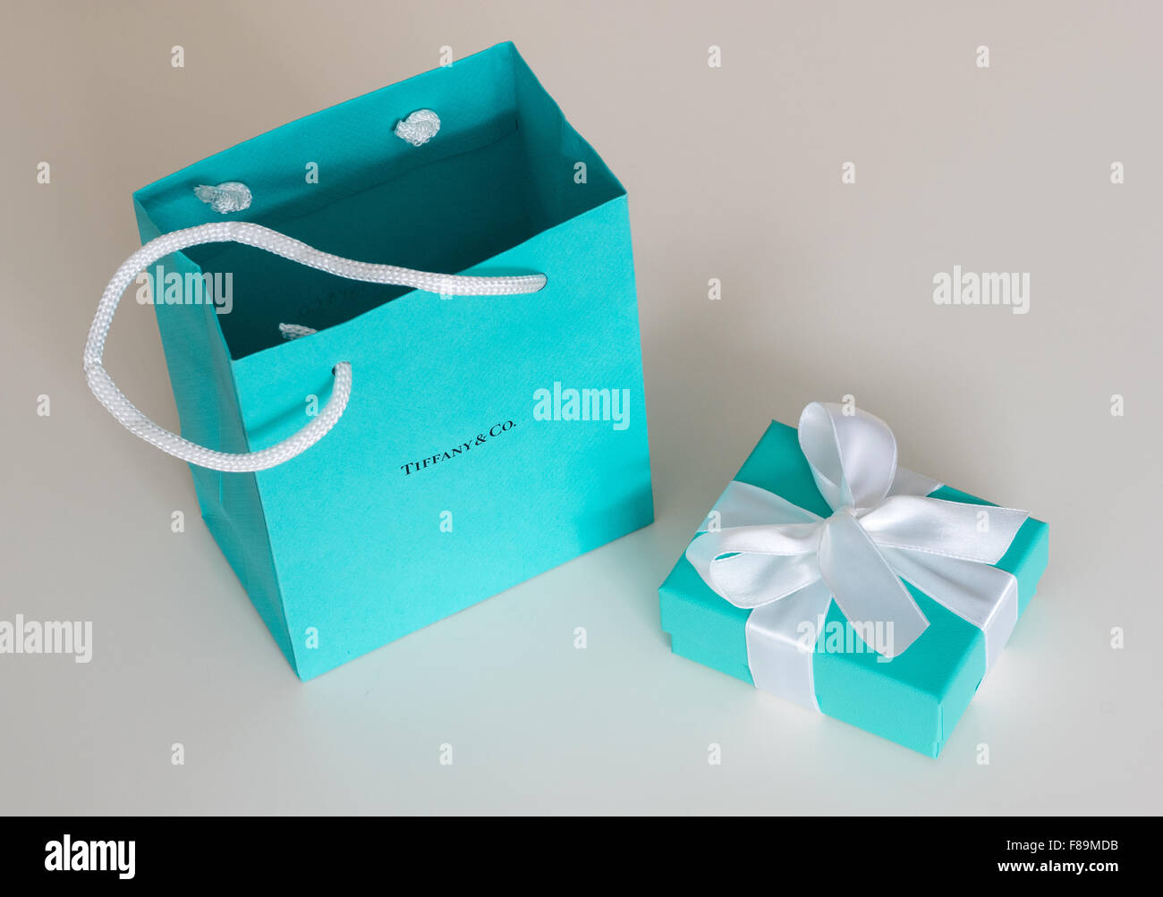 Eine Tiffany Blue Box (kleine blaue Box von Tiffany) von Tiffany & Co., der berühmten New York City-Schmuck-Unternehmen. Stockfoto