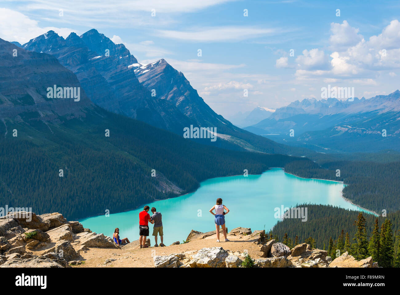 Personen mit Blick auf Peyto Lake, Banff Nationalpark, Alberta, Kanada Stockfoto