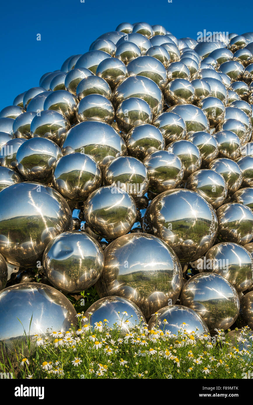 Die "Talus Dome"-Skulptur an der Quesnell Bridge, Edmonton, Alberta, Kanada Stockfoto