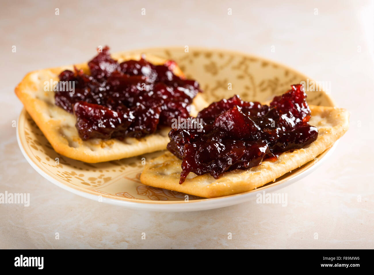 Zwei Kekse mit Quitten Marmelade auf einem Teller Stockfoto