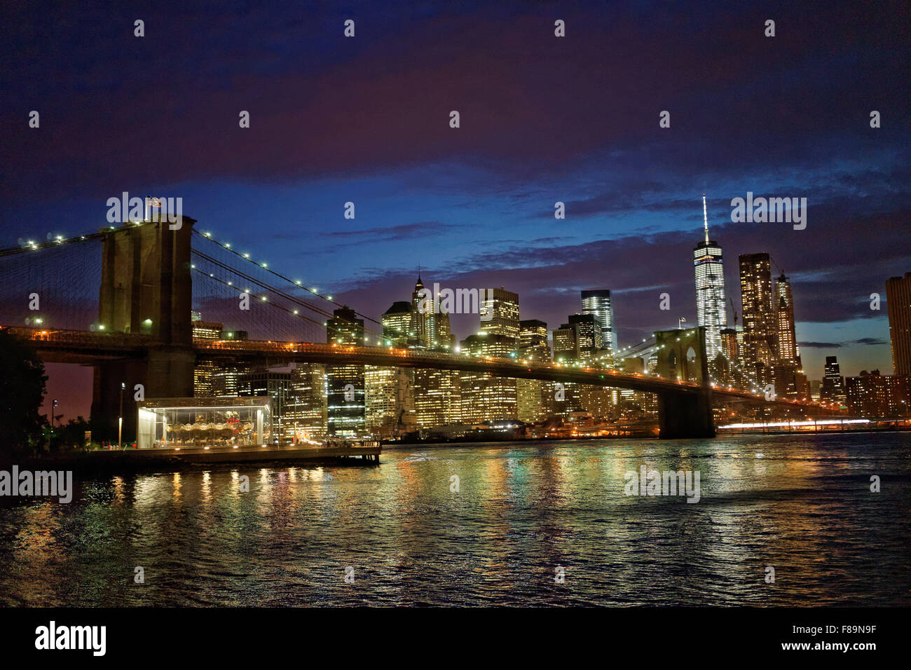 Blick über den East River, die Brooklyn Bridge und unteren Skyline von Manhattan, New York City.  Foto von Trevor Collens Stockfoto