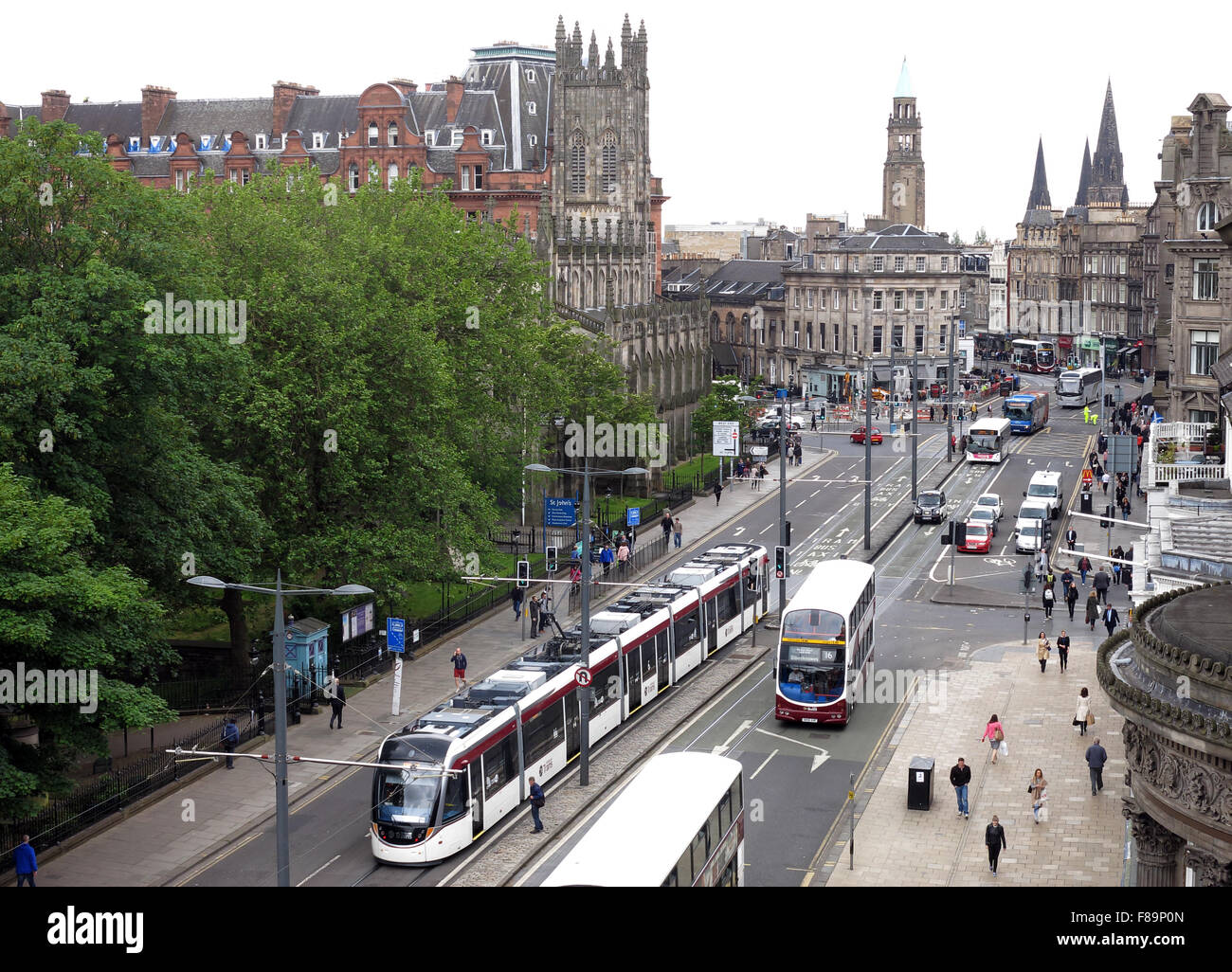 West End der Princes Street mit Straßenbahnen/Busse, Sommer 2015, Edinburgh, Scotland, UK Stockfoto