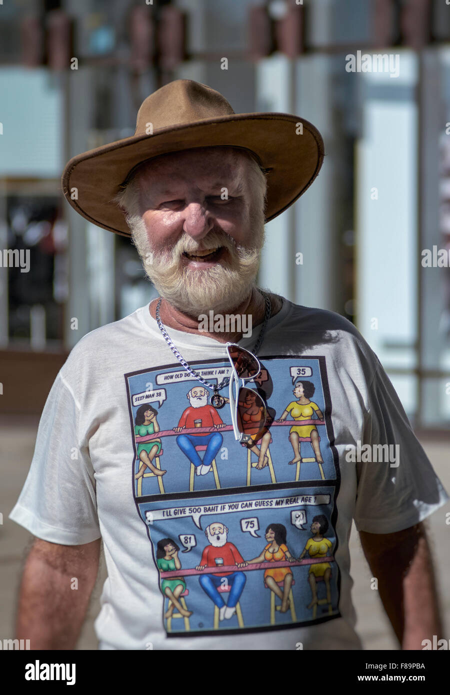 Personalisiertes T-Shirt. Ein älterer Mann trägt ein personalisiertes T-Shirt mit Barmädchen-Geplänkel. Pattaya Thailand S. E. Asien Stockfoto