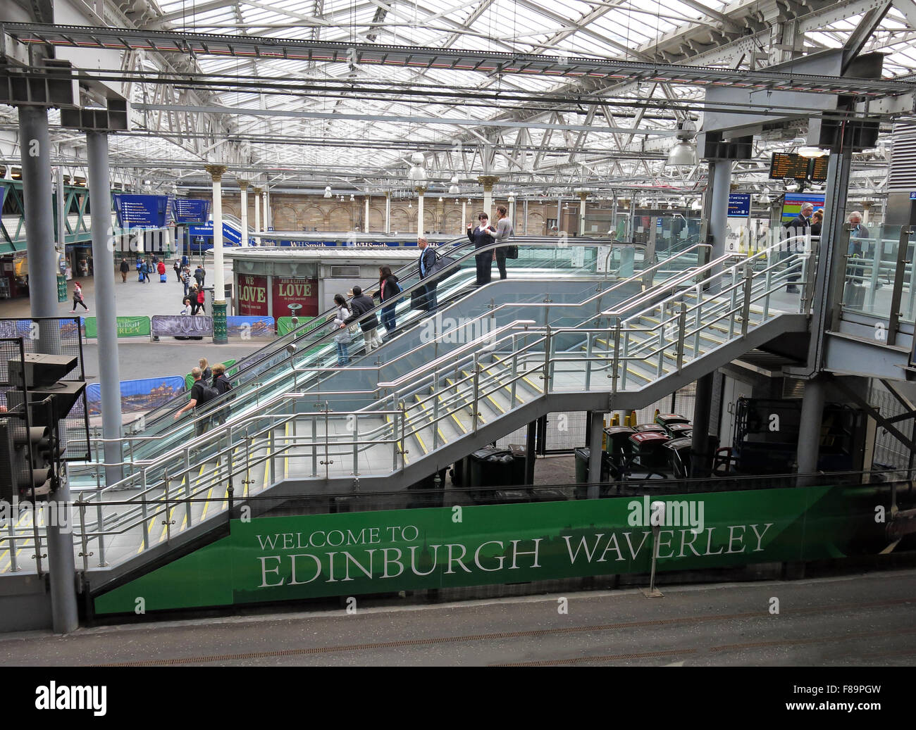 Waverley-Bahnhof, Edinburgh, Schottland mit Passagieren Stockfoto