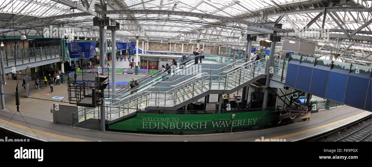 Waverley Railway Station Panorama, Edinburgh, Schottland mit Passagieren Stockfoto