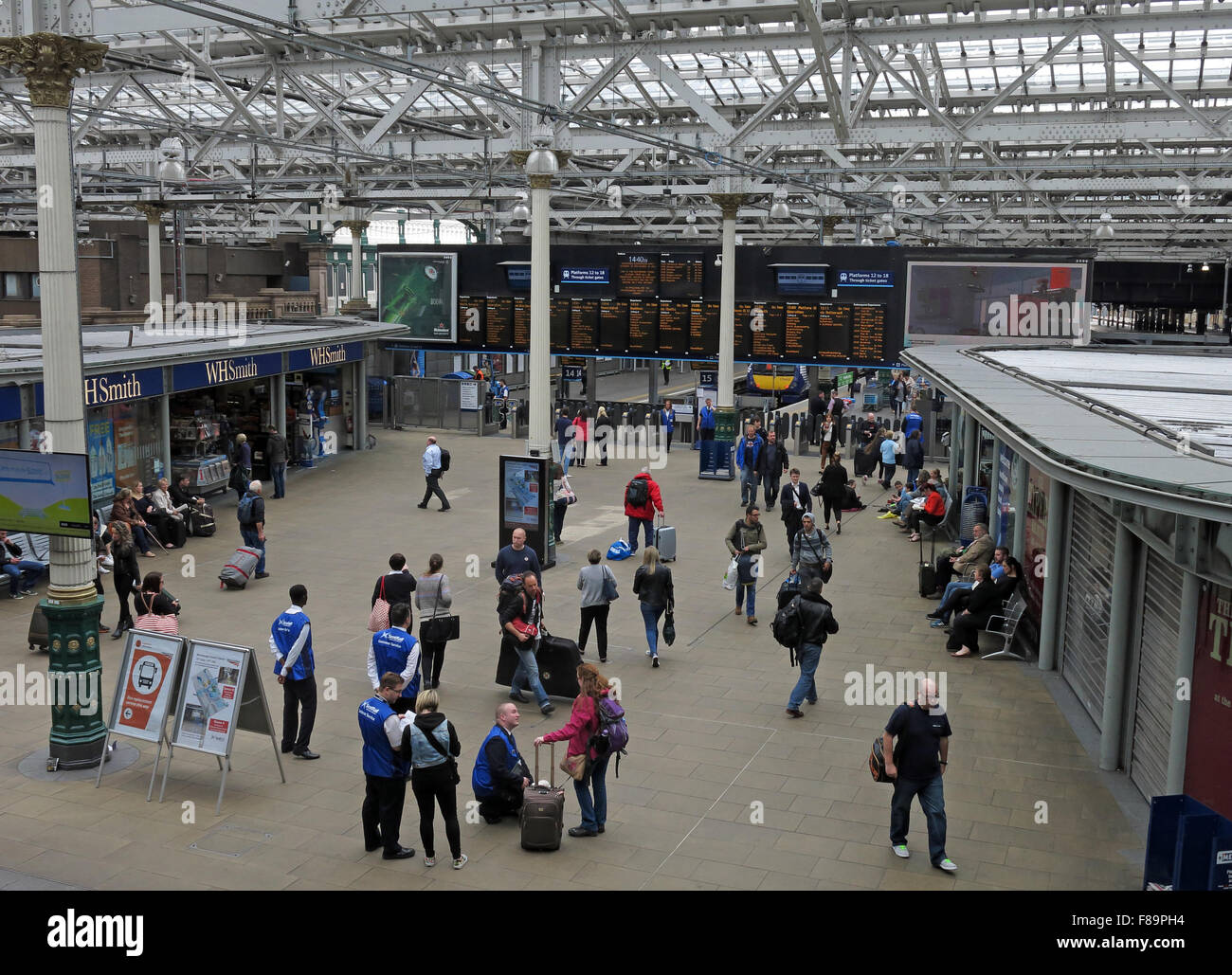 Waverley-Bahnhof, Edinburgh, Schottland mit Passagieren in der Nähe von Abfahrtstafeln Stockfoto