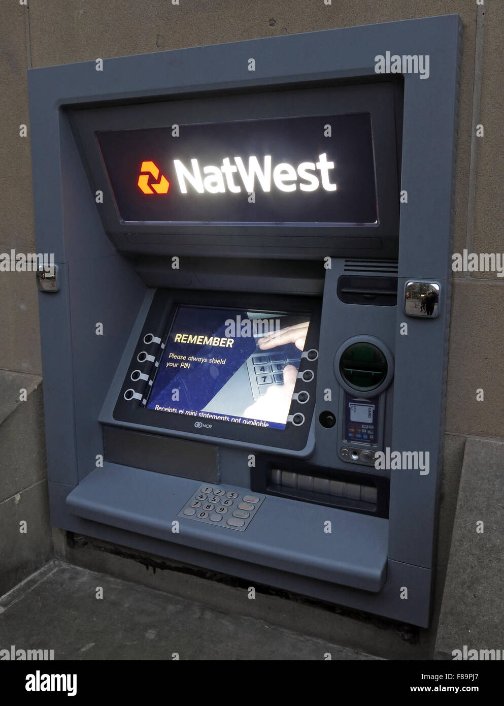 NatWest ATM Loch in der Wand Maschine, Warrington, Cheshire, England, UK Stockfoto