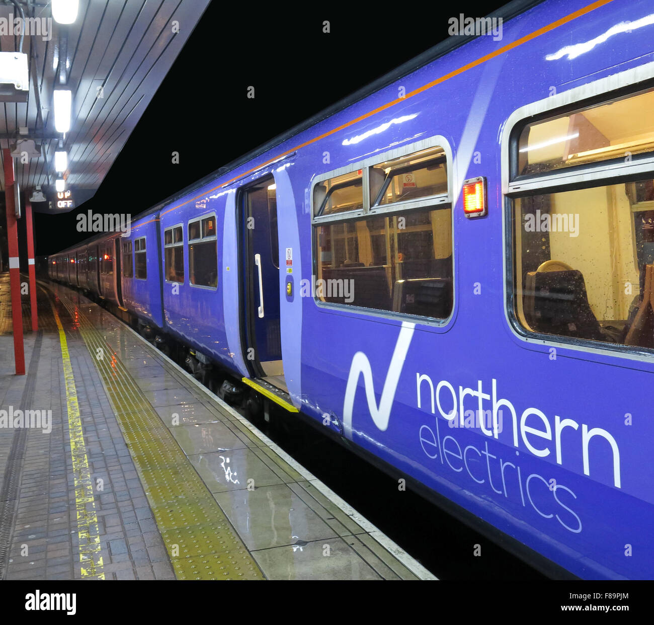Nördlichen Elektrozüge an Wigan North Western Station, Lancs, England, Vereinigtes Königreich, 319375 Stockfoto