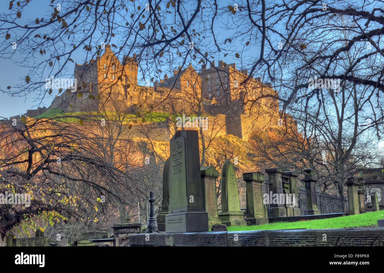 Edinburgh Castle im Winter, Schottland, UK aus St Cuthberts Friedhof Stockfoto