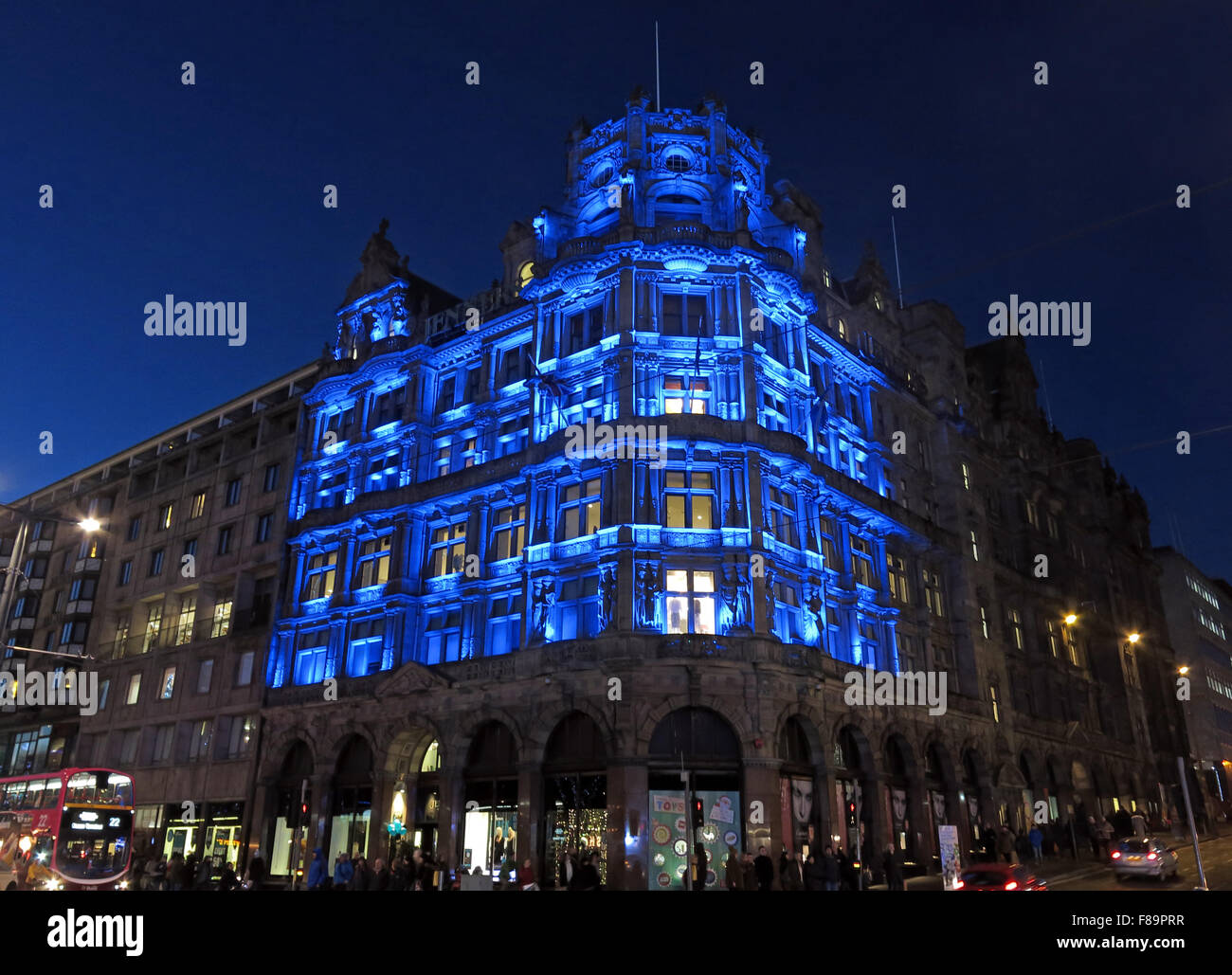 Str. Andrews Tag Jenners Store in blau, Edinburgh, Schottland, UK in der Dämmerung beleuchtet Stockfoto