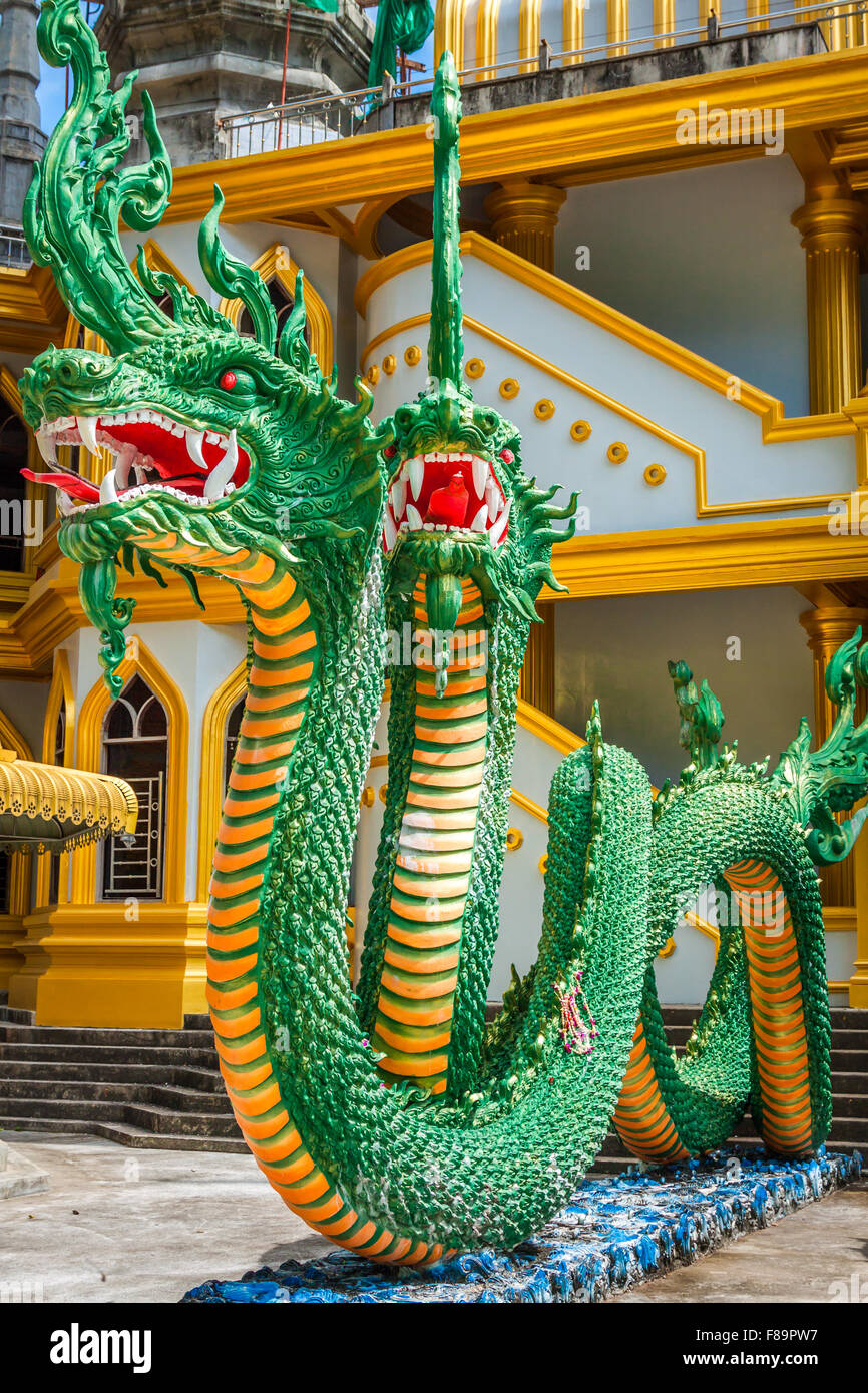 Grüne Naka-Statue vor der thailändischen buddhistischen Pagode am Tiger Cave Tempel, Krabi, Süden von Thailand. Stockfoto