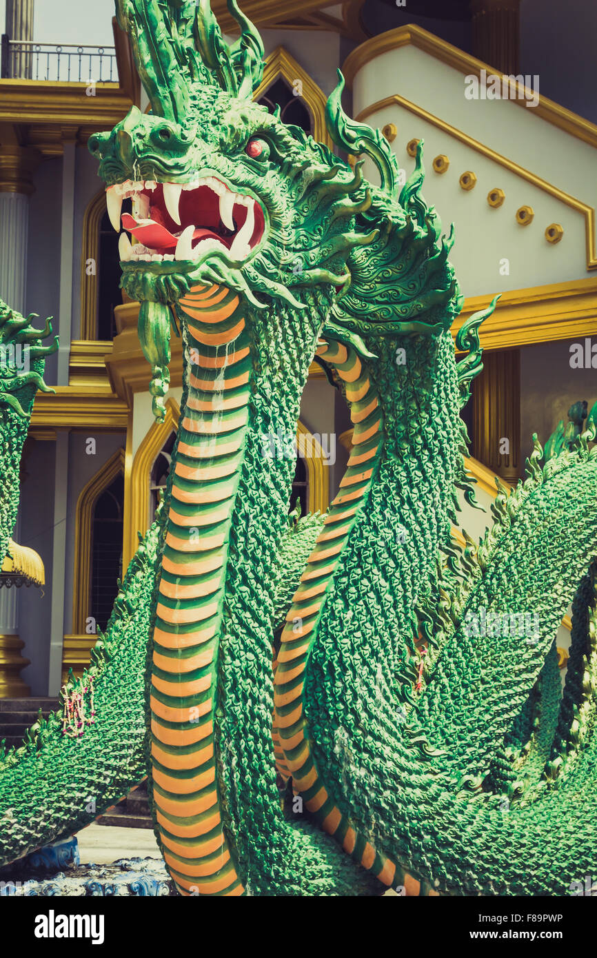 Grüne Naka-Statue vor der thailändischen buddhistischen Pagode am Tiger Cave Tempel, Krabi, Süden von Thailand. Stockfoto