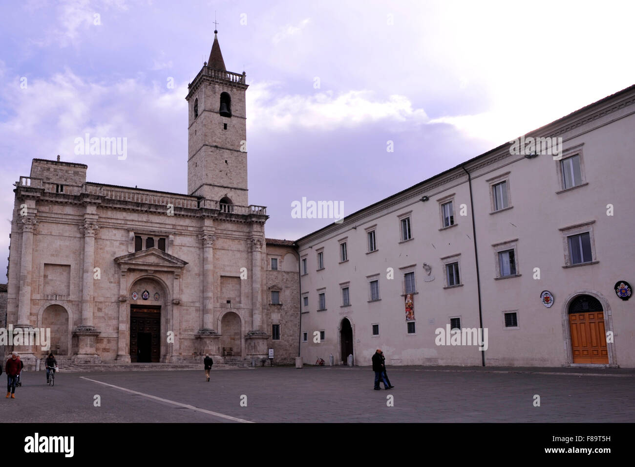 ASCOLI PICENO, ITALIEN DIE KATHEDRALE VON ST. EMIDIO IN ARRINGO SQUARE Stockfoto