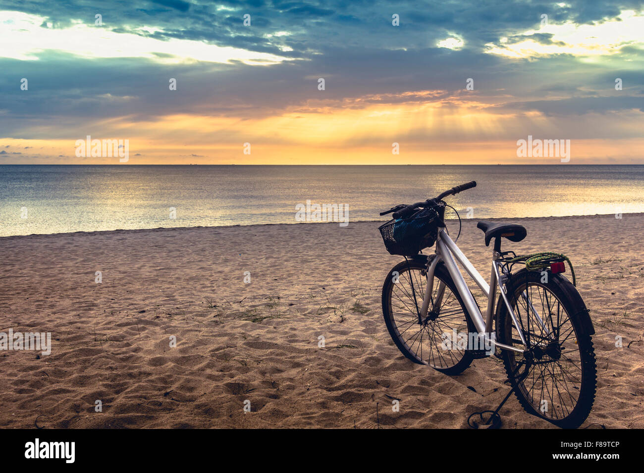 Das Fahrrad und die Aussicht am Morgen. Samila Strand Songkhla. Stockfoto