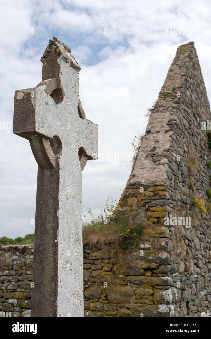 Ruinen der alten keltischen Kreuz Kopf Stein von einem Friedhof in County Kerry Irland neben der Kirche Stockfoto