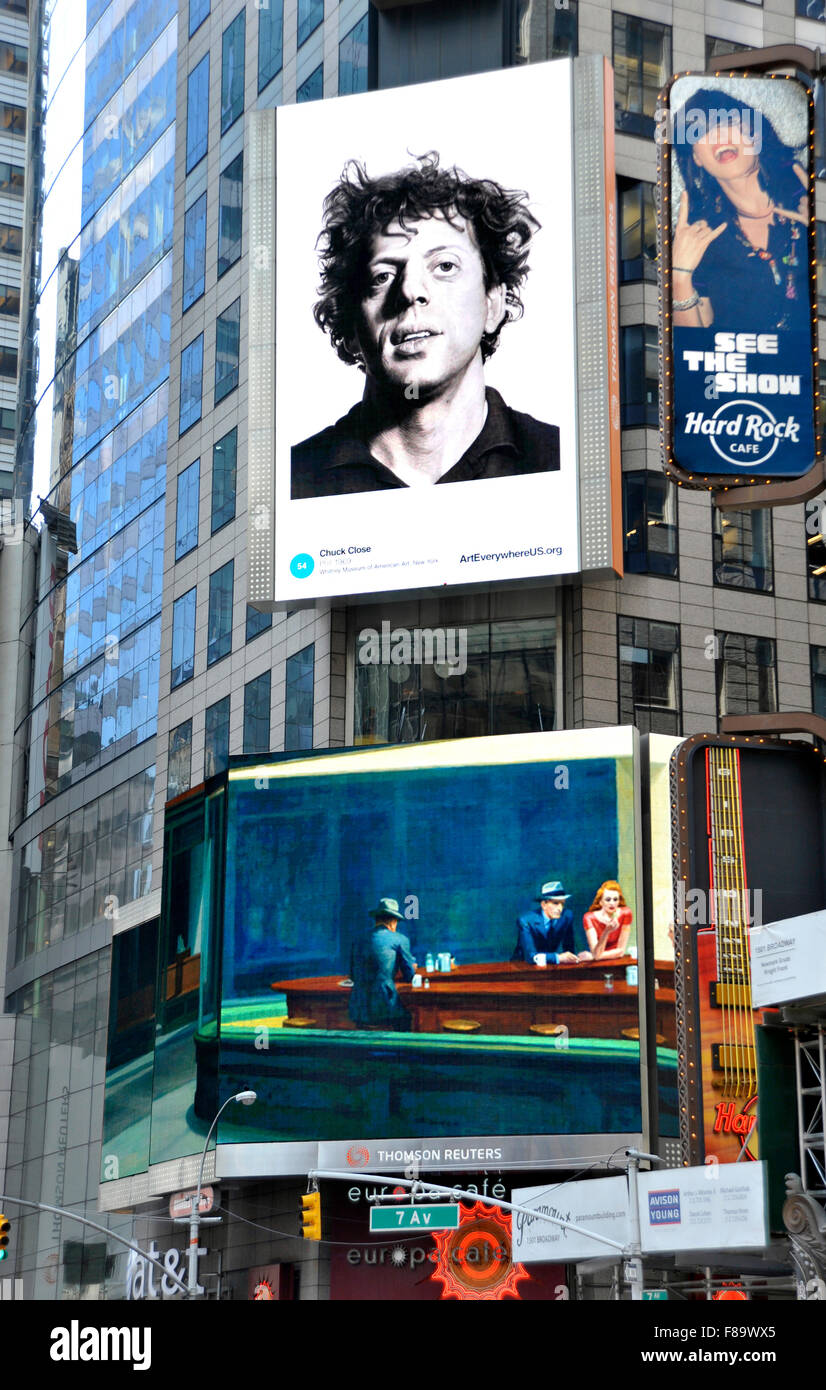 Gemälde von Chuck Close und Edward Hopper erscheinen auf digitalen Werbetafeln am New Yorker Times Square während der Veranstaltung Kunst überall. Stockfoto