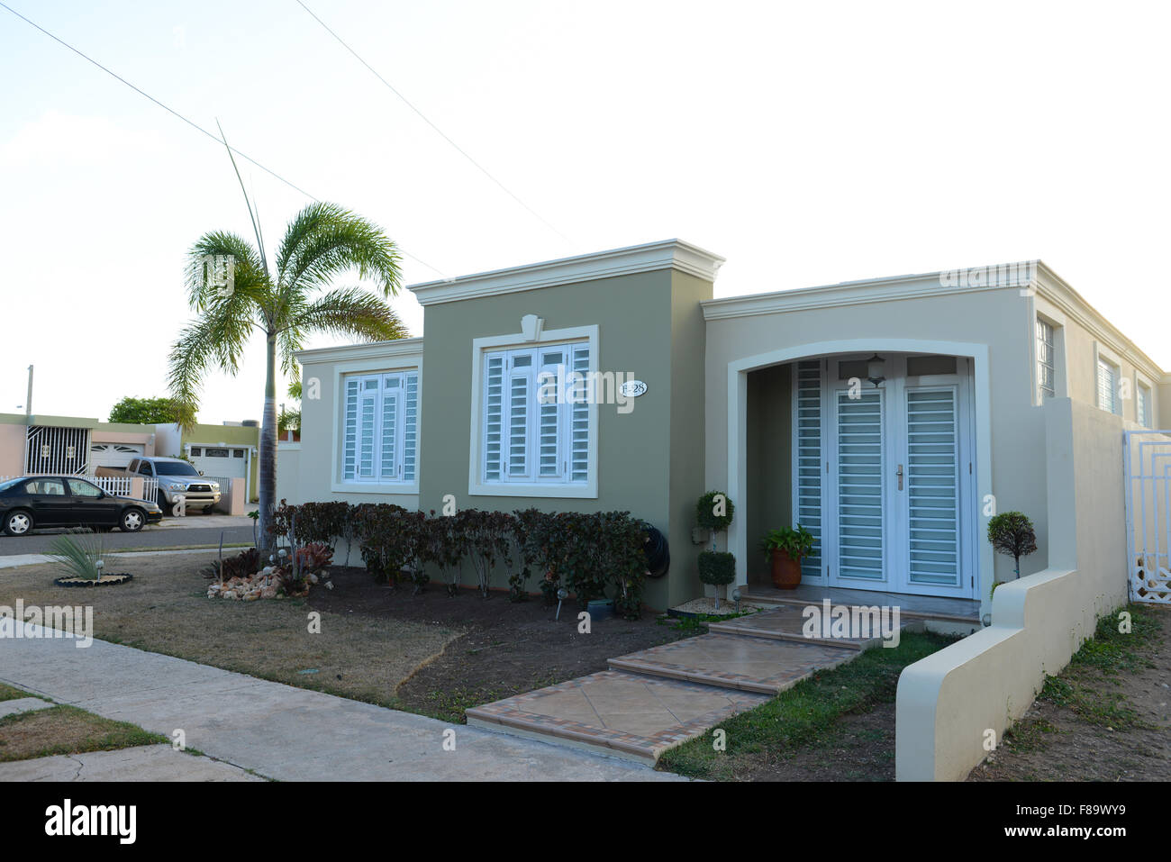 Urbanizacion La Fe ". Mittelklasse-Haus in der Stadt von Juana Diaz, Puerto Rico. US-Territorium. Karibik-Insel. Stockfoto