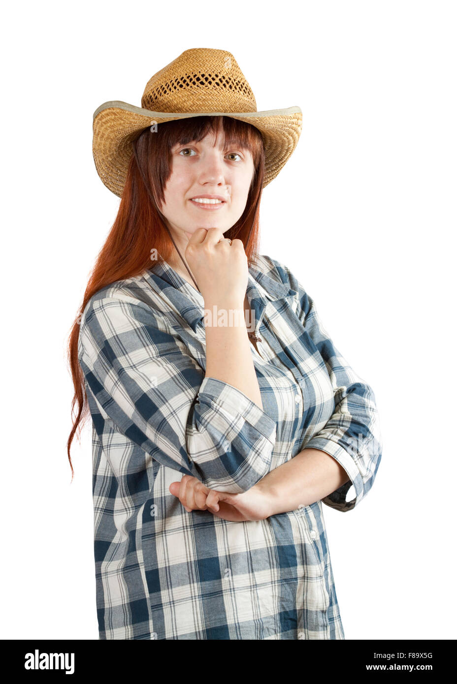 Glückliche pastorale Frau im karierten Hemd und Strohhut über weiß Stockfoto