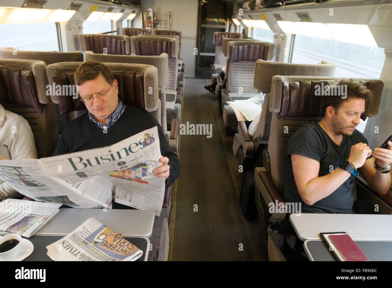 Geschäftsleute, die mit dem Zug reisen, fahren Eurostar nach Paris. Geschäftsreise Europa, Eurostar-Innenraum Stockfoto
