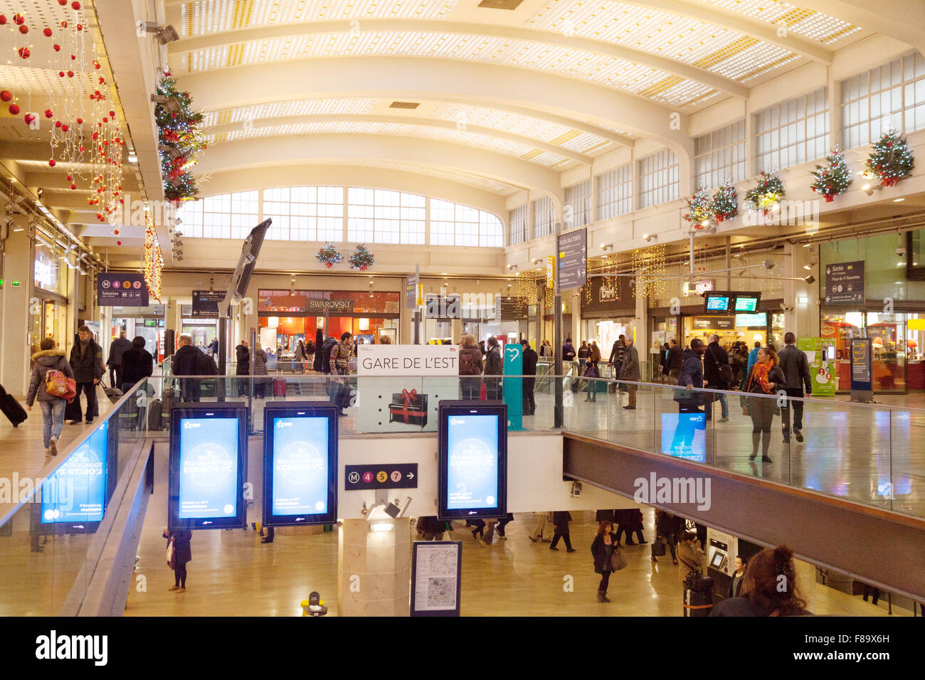 Geschäfte in der Central Hall, dem Bahnhof Gare de L'Est, Paris, Frankreich Stockfoto