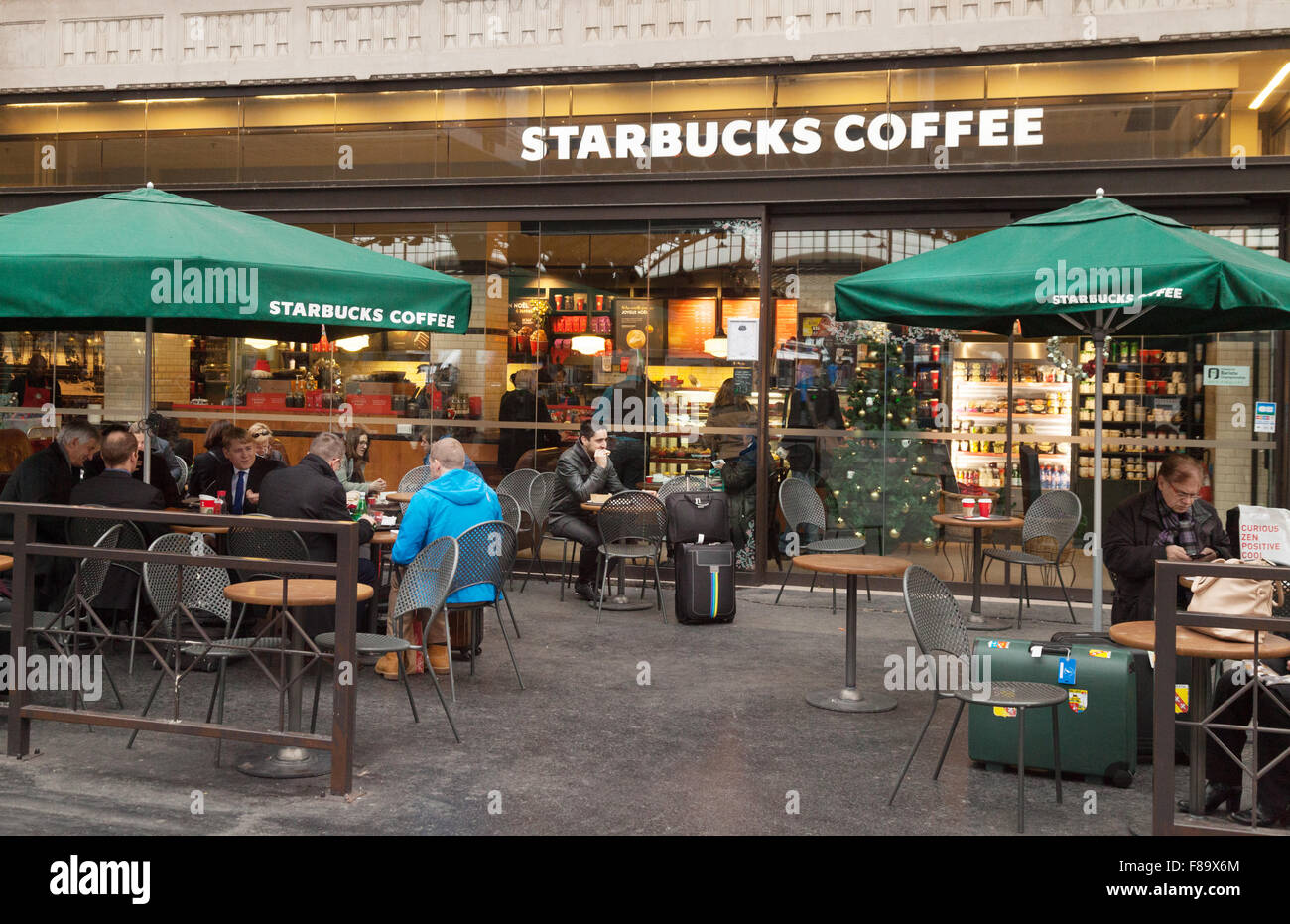 Menschen trinken in Starbucks Café-Bar, Bahnhof Gare de L'Est, Paris, Frankreich Stockfoto