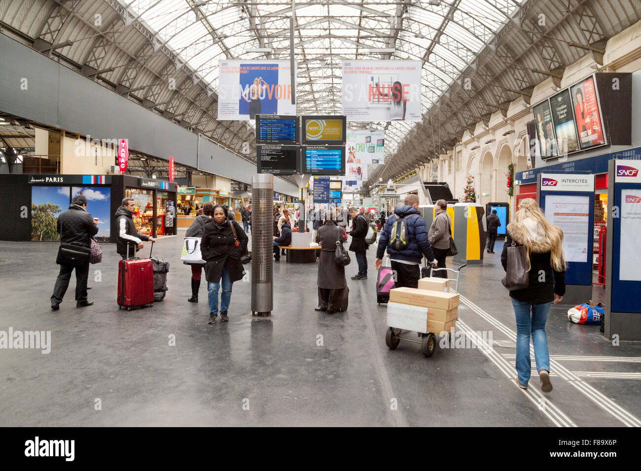 Passagiere auf dem Zusammentreffen, Bahnhof Gare de L'Est, Paris, France Europe zu trainieren Stockfoto