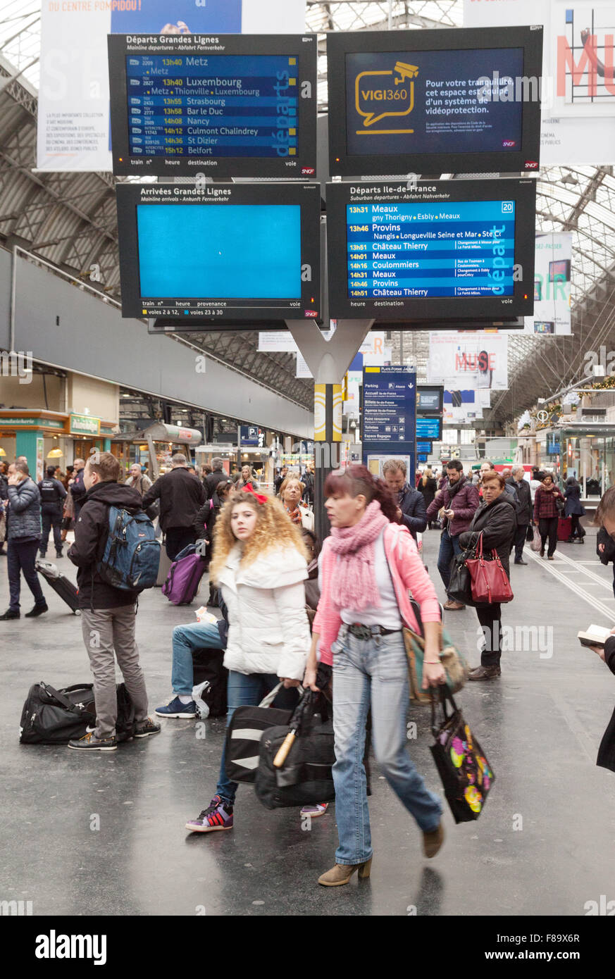 Fahrgäste im Eisenbahnverkehr auf dem Zusammentreffen, Gare de L'Est Bahnhof, Paris Frankreich Europa Stockfoto