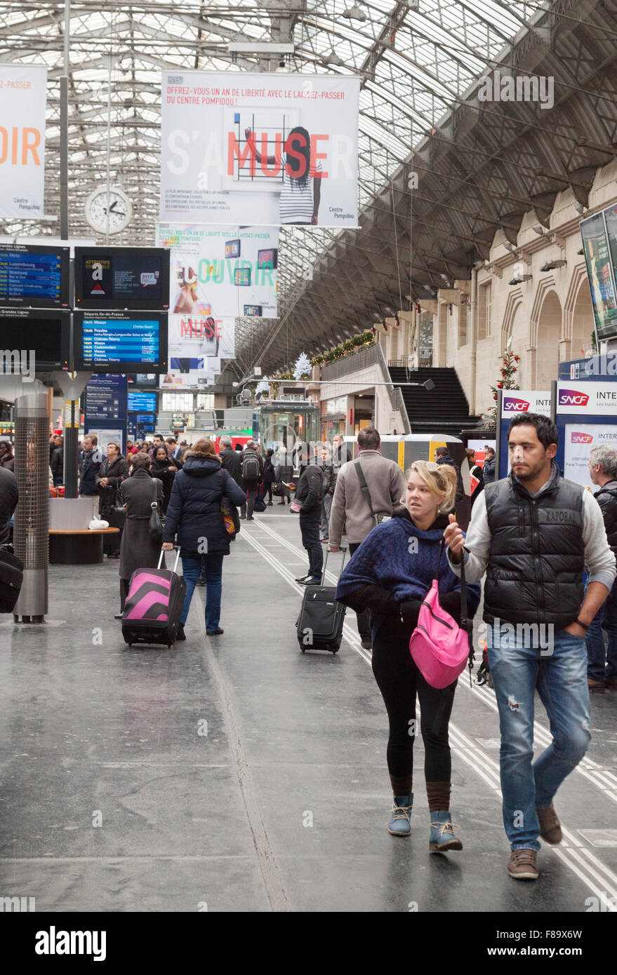 Passagiere auf dem Zusammentreffen Gare de L'Est, Paris Frankreich Europa Stockfoto