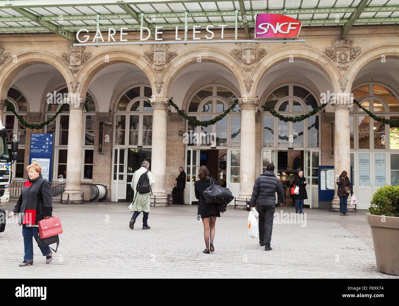 Einreisende in die Gare de L'Est Bahnhof, Paris Frankreich Europa Stockfoto