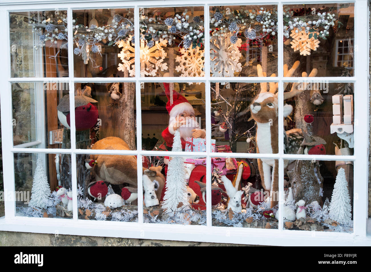 Weihnachten-Schaufenster anzeigen in Broadway, Cotswolds. England Stockfoto