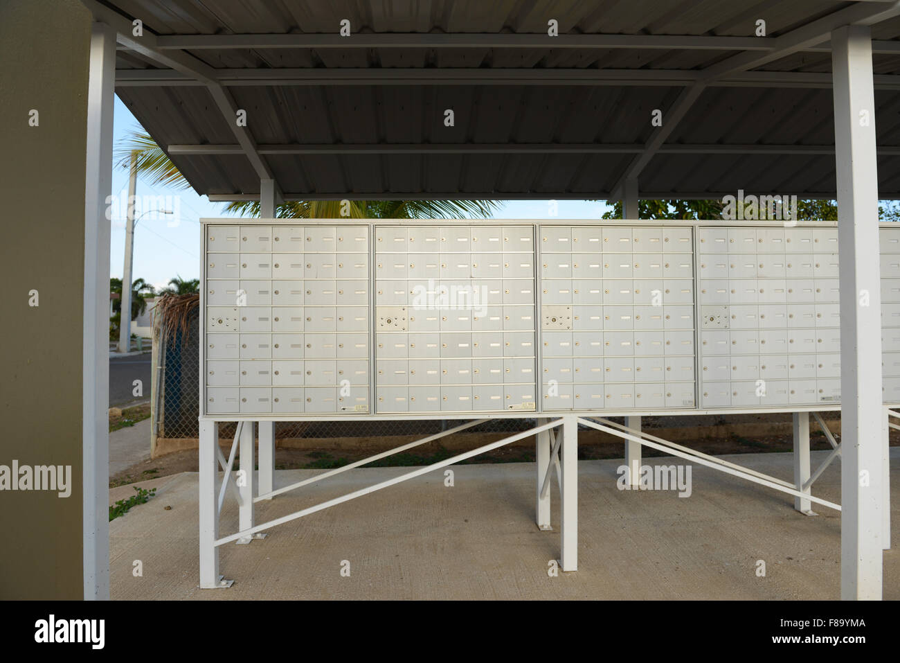 Reihe von Briefkästen in einer Wohnanlage namens Urb Ext La "Fe". Juana Diaz, Puerto Rico. Karibik-Insel. Territorium der USA. Stockfoto