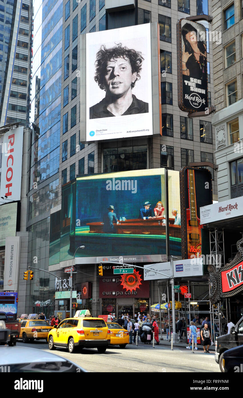 Chuck Close und Edward Hopper Bilder wirken auf digitale Anzeigetafeln in New Yorker Times Square während der Veranstaltung Kunst überall. Stockfoto