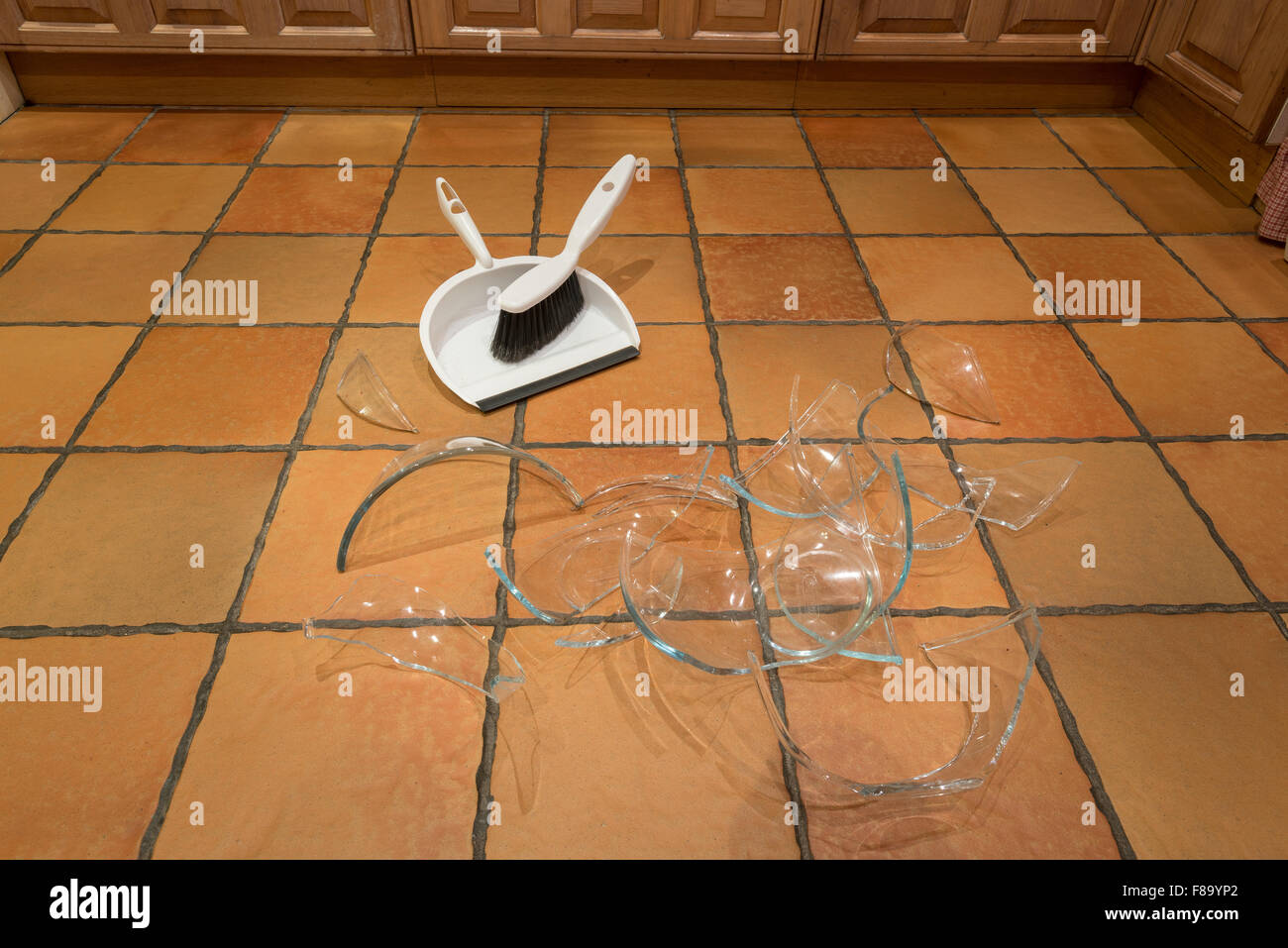 Reste Haufen Glasscherben am Boden nach Unfall und Pyrex Glasschüssel aus nassen Händen gerutscht umgestoßen landete auf Boden Stockfoto