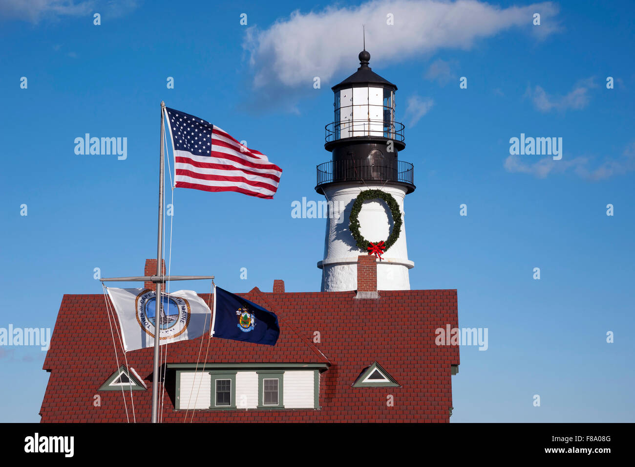 Amerikanische Fahnen schwenkten vor Portland Head Lighthouse während der Ferienzeit in Maine. Es ist Maine's älteste Leuchtfeuer. Stockfoto