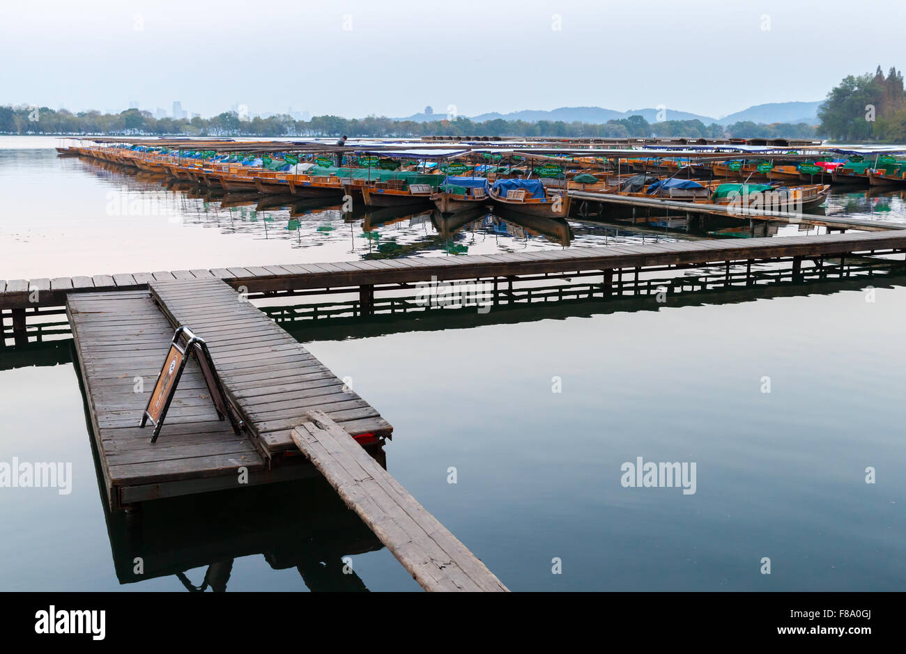 Hangzhou, China - 4. Dezember 2014: Traditionelles Chinesisch schwimmt Holz Freizeit Boote vertäut am Westsee, berühmten Park in H Stockfoto