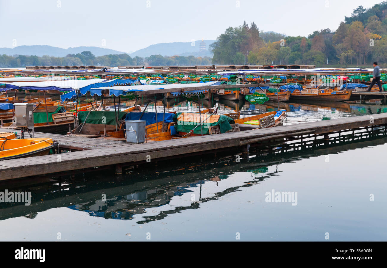 Hangzhou, China - 4. Dezember 2014: Traditionelles Chinesisch schwimmt Holz Freizeit Boote vertäut am Westsee, berühmten park Stockfoto
