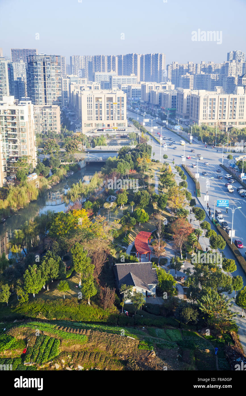 Hangzhou, China - 5. Dezember 2014: Vertikale Stadtbild der Stadt Hangzhou, kleinen grünen Garten zwischen großen Straßen Stockfoto
