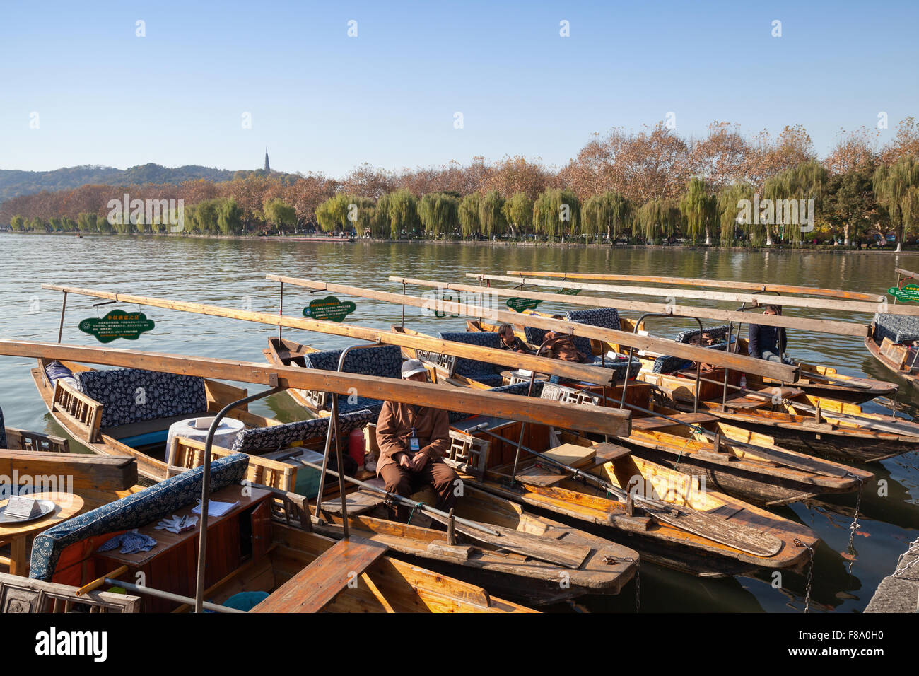 Hangzhou, China - 5. Dezember 2014: Traditionelle chinesische hölzerne Freizeit Boote sind an der Küste von West Lake im berühmten Park vertäut Stockfoto