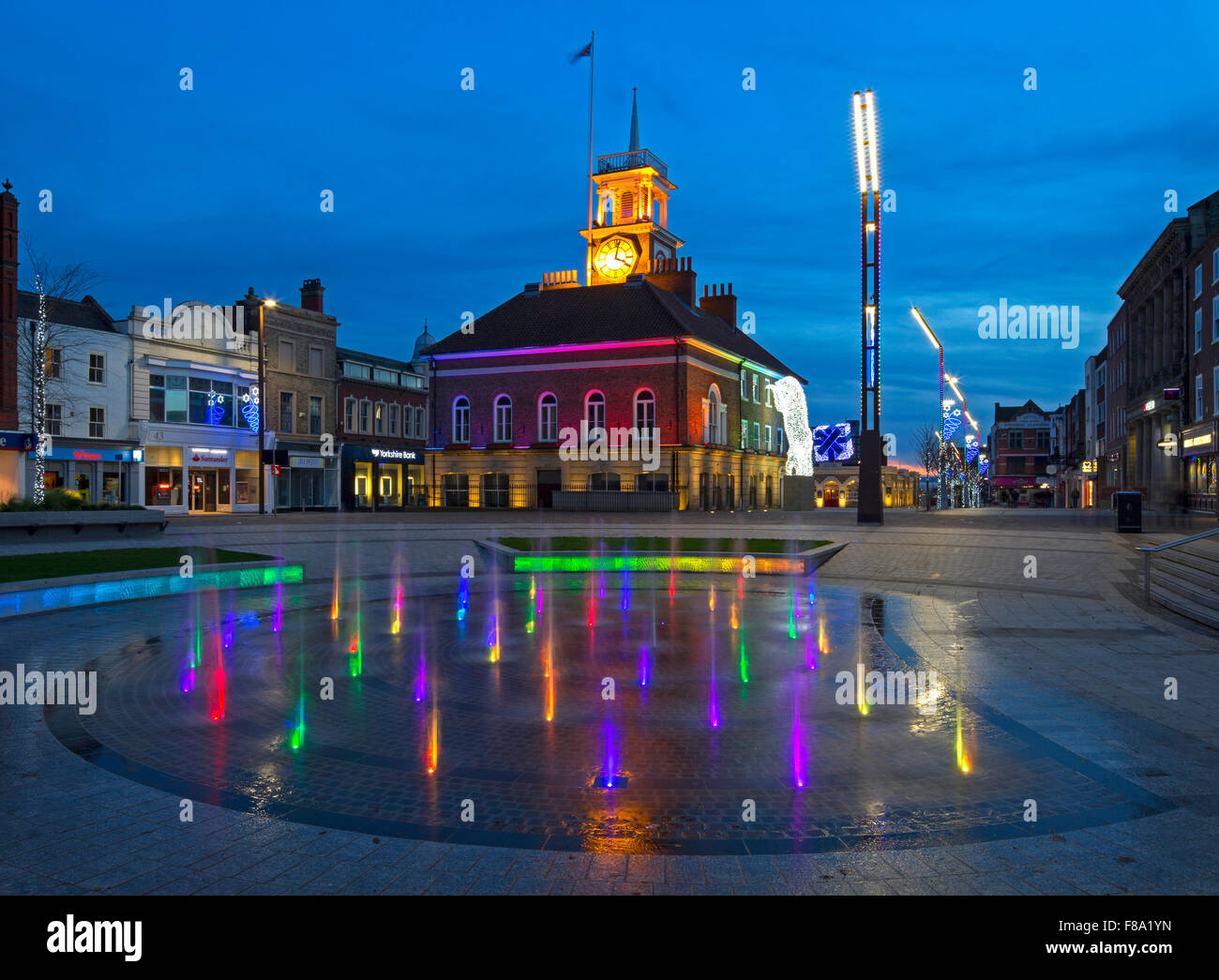 Einen Blick in der Abenddämmerung zu Weihnachten des Rathauses auf der High Street in Stockton on Tees durch die beleuchteten Springbrunnen zu sehen Stockfoto