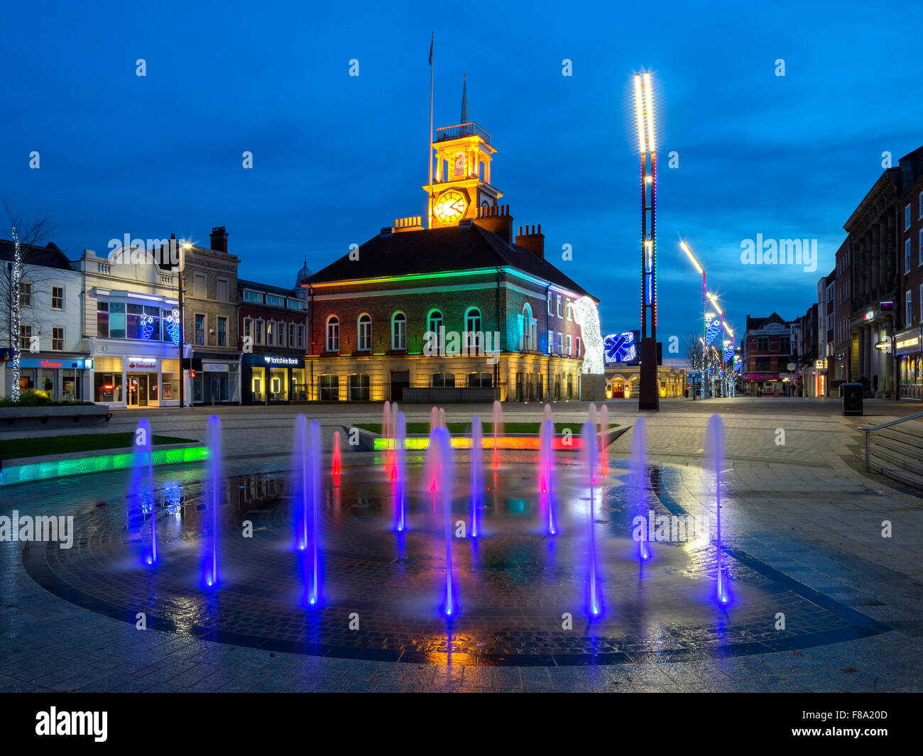 Einen Blick in der Abenddämmerung zu Weihnachten des Rathauses auf der High Street in Stockton on Tees durch die beleuchteten Springbrunnen zu sehen Stockfoto