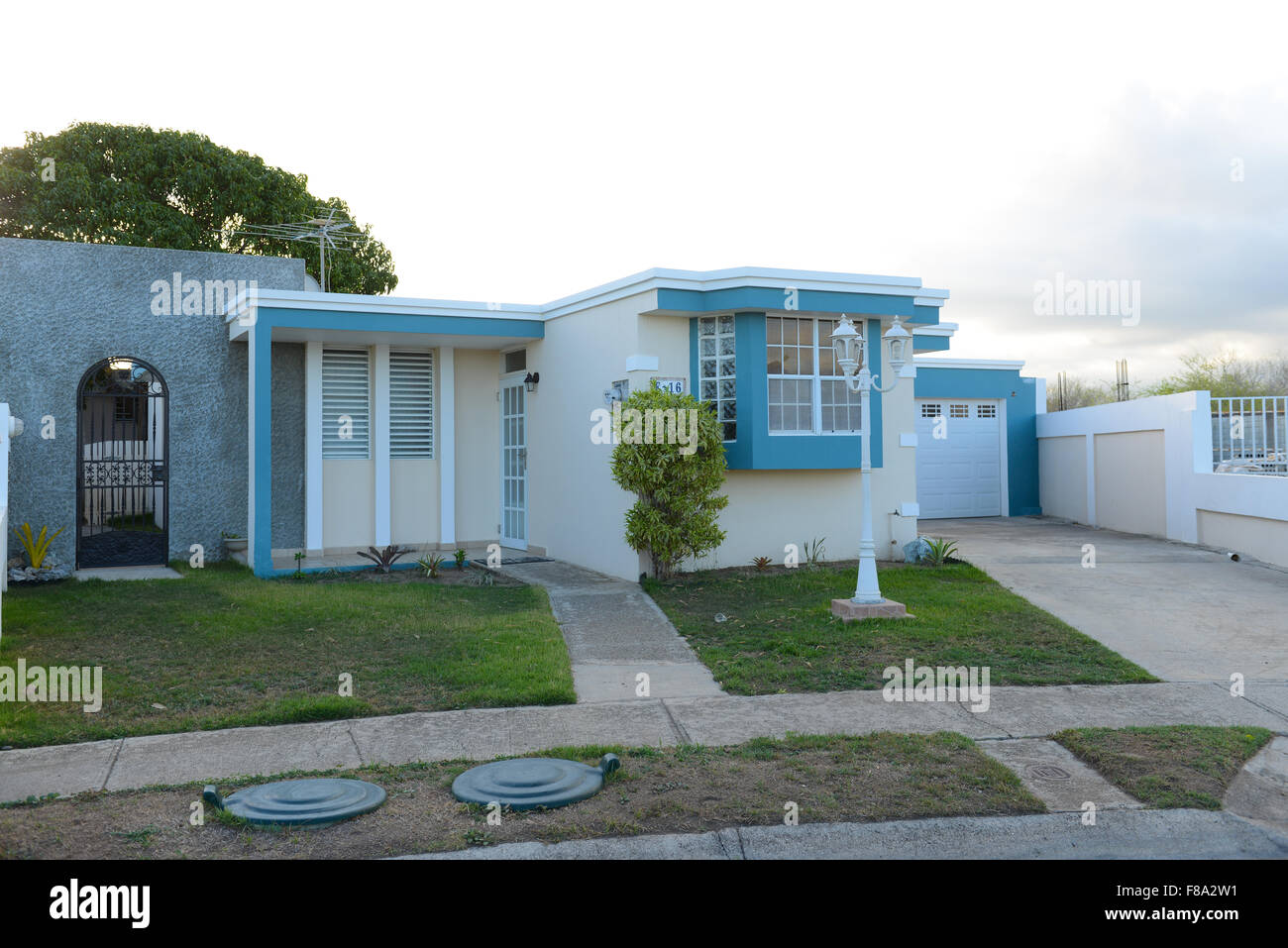 Urbanizacion La Fe ". Häuser der mittleren bis niedrigen Klasse in der Stadt von Juana Diaz, Puerto Rico. US-Territorium. Karibik-Insel. Stockfoto