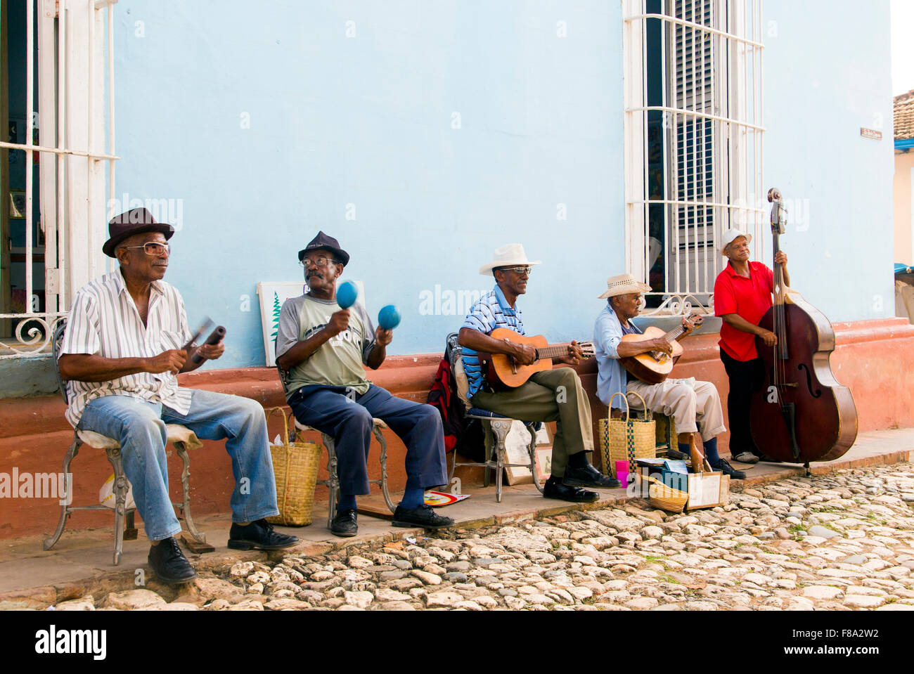 TRINIDAD, Kuba - 5. November 2015: Gruppe von Musiker spielen auf der Straße in Trinidad Kuba Stockfoto