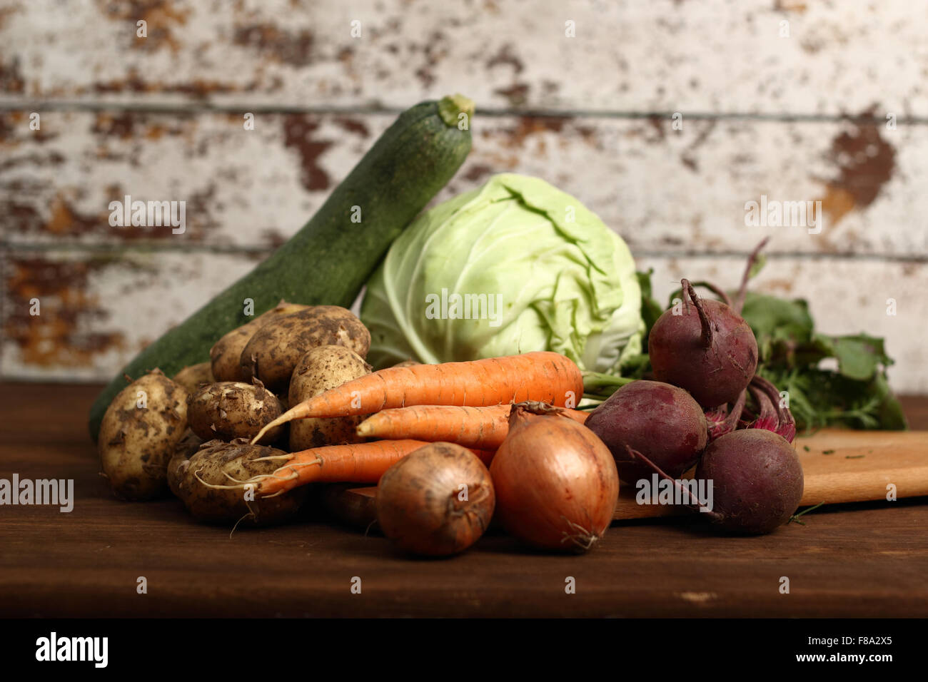 Gemüseernte Still-Leben: Kartoffeln, Karotten, Rüben, Zucchini, Zwiebel, Kohl. Stockfoto