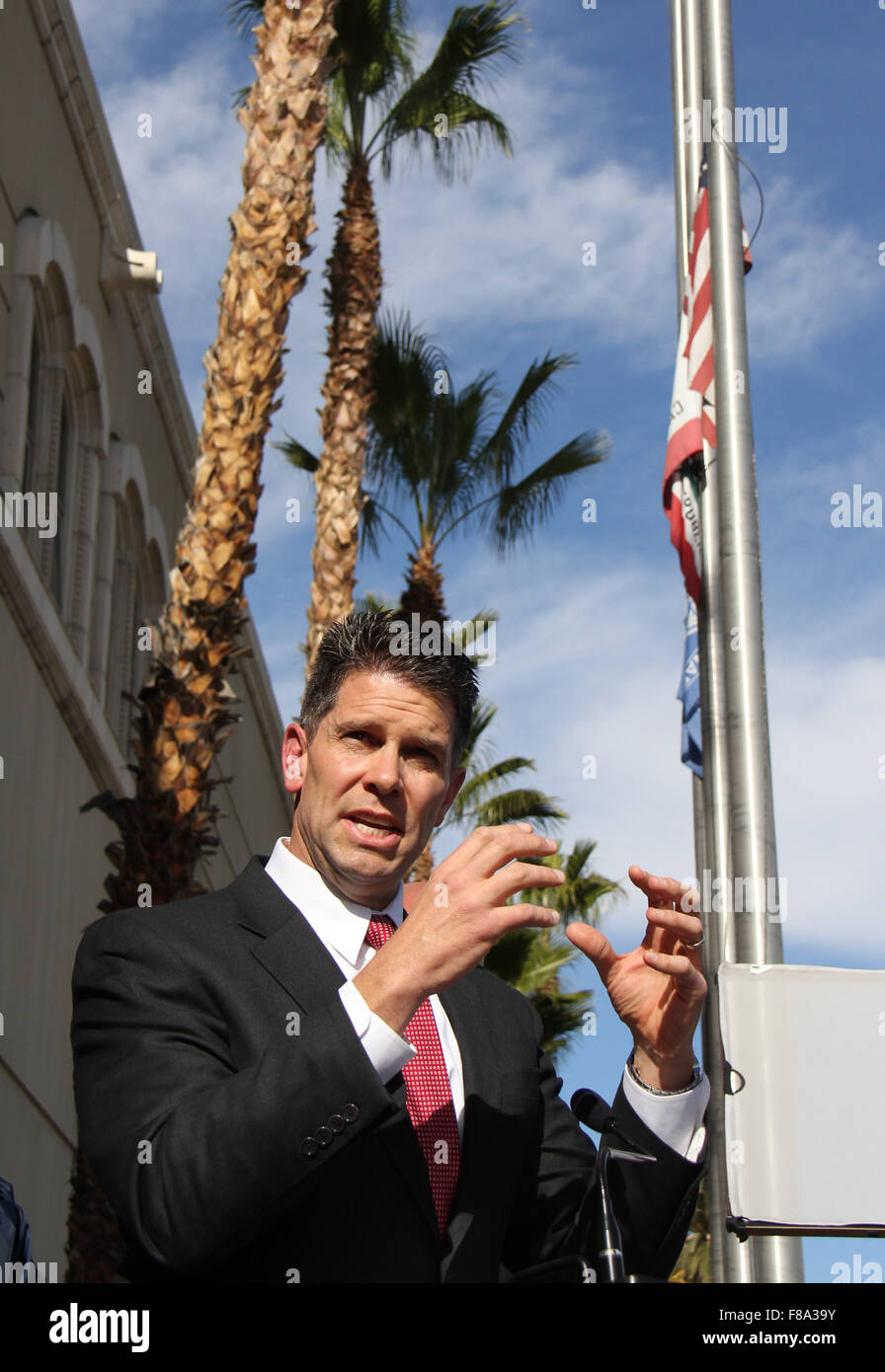 San Bernardino, USA. 7. Dezember 2015. David Bowdich, stellvertretender Direktor verantwortlich für der FBI Büro in Los Angeles Bereich, spricht im Rahmen einer Pressekonferenz über den Angriff im Inland Regional Center in San Bernardino, Kalifornien, USA, 7. Dezember 2015. Die Ermittler glaubten, dass die Verdächtigen Ehepaar 14 Menschen getötet und verletzt und 21 andere in einer tödlichen Schießerei in San Bernardino of Southern California "seit einiger Zeit," radikalisiert worden hatte das FBI sagte am Montag. Bildnachweis: Yang Lei/Xinhua/Alamy Live-Nachrichten Stockfoto