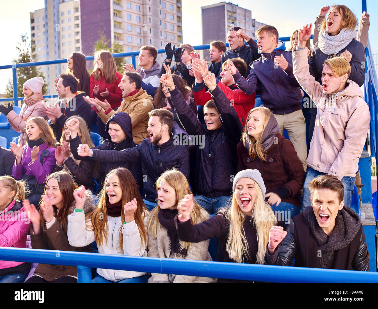 Sport-Fans klatschten und sangen auf Tribünen. Stockfoto