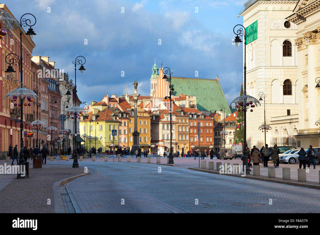 Straße und Schlossplatz im Winter in Warschaus Altstadt, Polen Stockfoto
