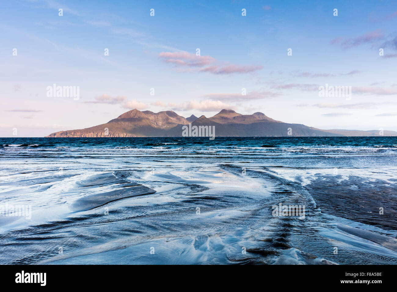 Mit Blick auf Rum Cullin Mountains, Laig Bay, Eigg, kleinen Inseln, Inneren Hebriden, Schottland. Stockfoto