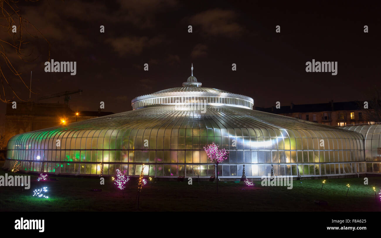 Der Kibble Palace beleuchtet von innerhalb und mit farbige Lichter auf Sträucher außerhalb im Rahmen des Lux Botanicum / elektrische Gärten Stockfoto