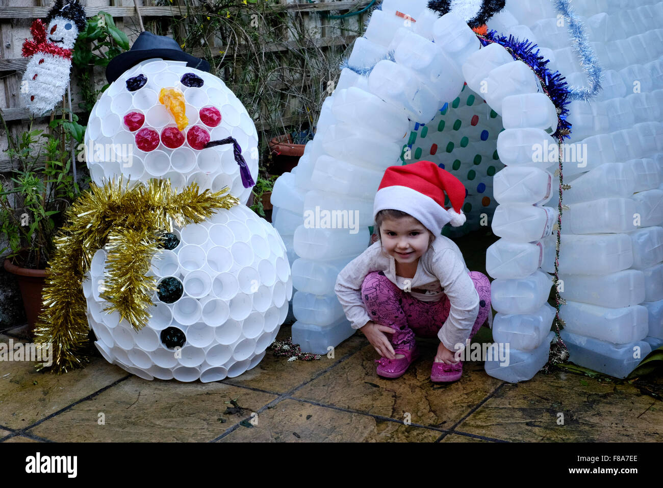 Weihnachtsschmuck Garten Iglu hergestellt aus Kunststoff Milchtüten mit  Kind sitzen vor Stockfotografie - Alamy
